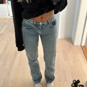 blå jeans  - blåa jeans, lågmidjade och raka från zara, storlek 34
