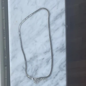  2 silver armband och en kristall - Oanvända, skick är helt nytt   Pris kan diskuteras 