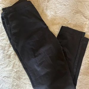 J.L chinos - Jätte snygga lindeberg chinos, dom är i ett jätte fint skick och kan använda till vardagliga tillfällen och till mer finare tillfällen, hör av dig vid intresse!