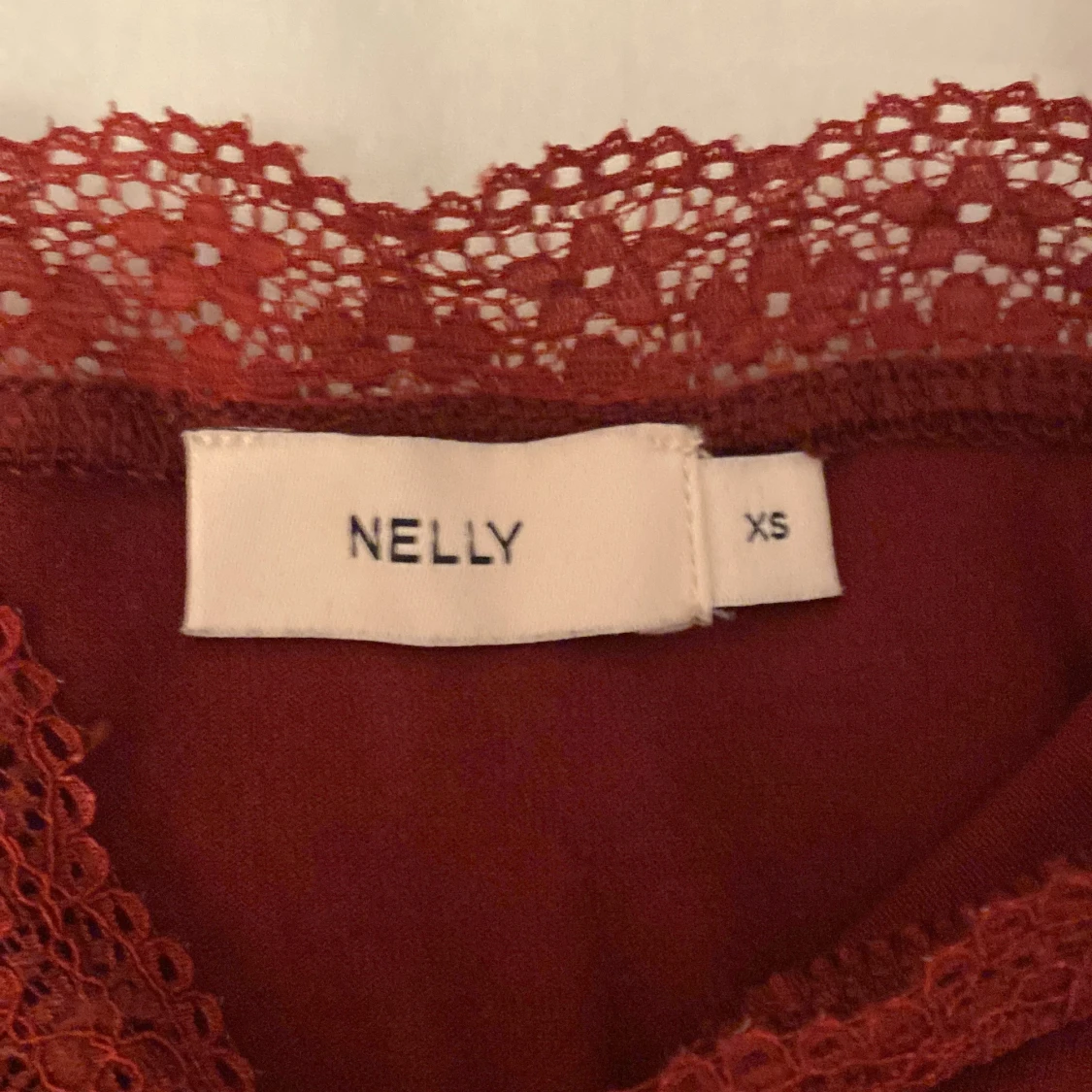 Röd spetsdetaljerad topp från Nelly - 91