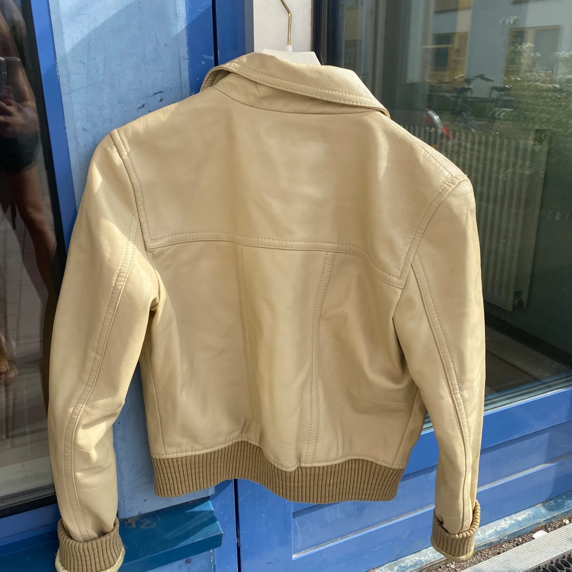 Ljusgul skinnjacka  - 91