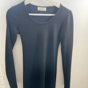 Miniklänning - Ifrån chiquelle. Använd 1 gång. Lite kort. Väldigt ordentlig inte genomskinlig.