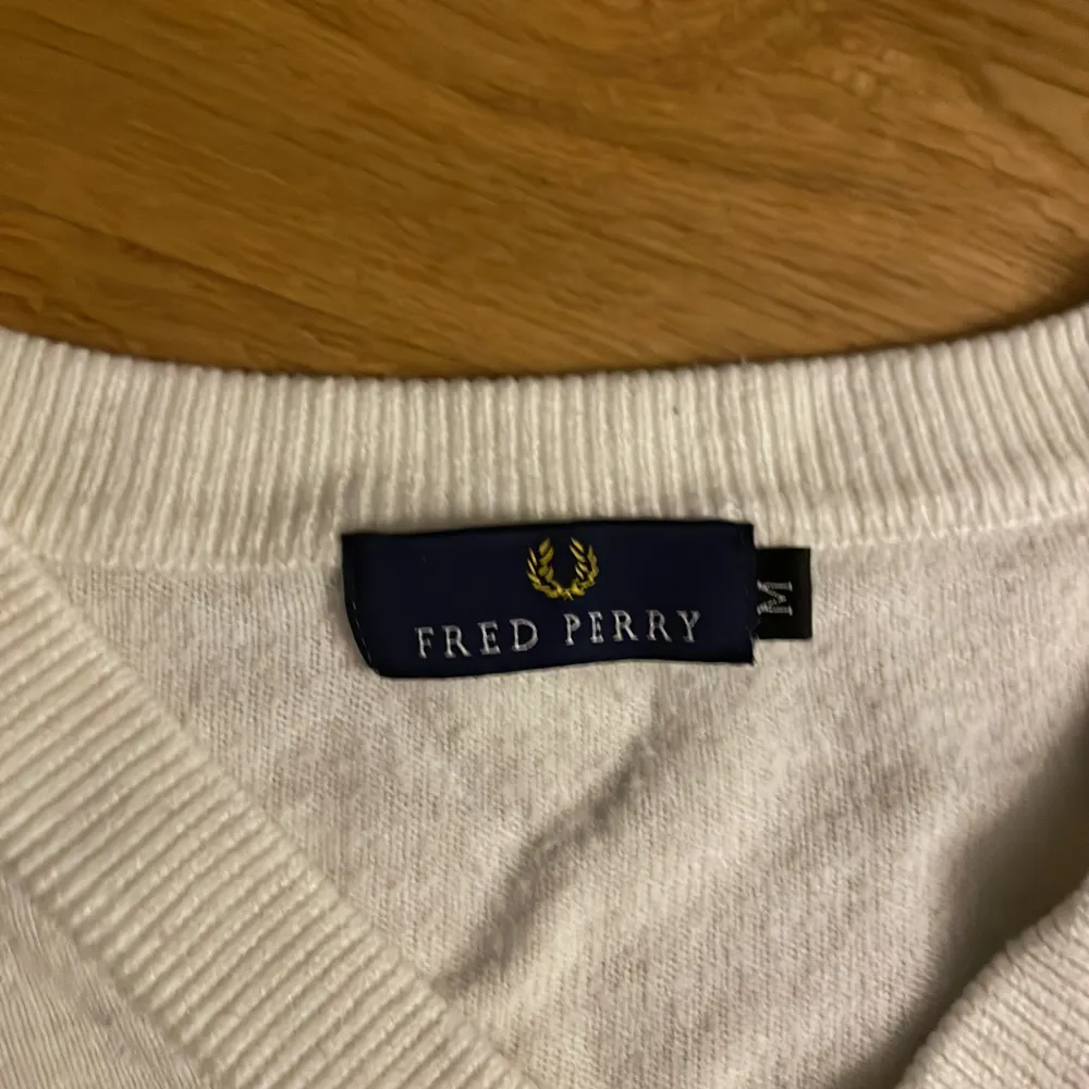 Säljer min tunna kofta från Fred Perry  Använd endast ett fåtal gånger Vit, fräsch och stilig Passar till det mesta Storlek M. Tröjor & Koftor.