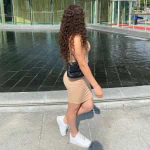 Klänning - Används ett par gånger men säljer eftersom den inte kommer till användning längre! 