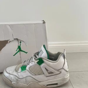 Jordan 4 - Säljer Jordan 4 metallic green i använt skick. De är ganska slitna och därför säljer jag för billigt pris. 1000kr storlek 43.