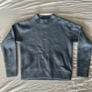 Blå stickad tröja från H&M - Säljer en snygg, oversized ljusblå stickad tröja från H&M. Den är knappt använd och är i bra skick!💙