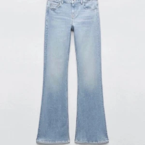 Lågmidjade jeans - Ett par ljus blå lågmidjade jeans från Zara, säljer de för 250kr. Har klippt de jätte lite i slutet för att de var för långa, men är fortfarande jätte långa där nere. De har inga defekter och är i storlek 36 (S) Skriv ifall ni är intresserade💕💕