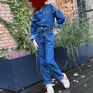 Jeansjumpsuit/jeansdress - Säljer denna sjukt snygga jeansjumpsuit då den tyvärr blivit för liten för mig. Den är endast använd 2 ggr så den är som ny!🤩🤩✨✨