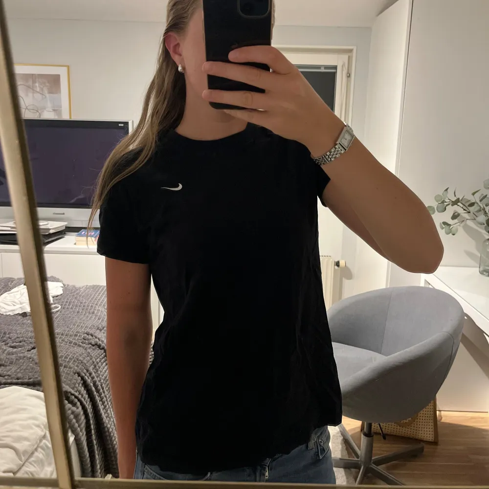 Jättefin Nike t-shirt i bomull. Sparsamt använd, därmed fint skick! Perfekt till allting - både till vardags och sport.. T-shirts.