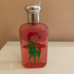 Ralph Lauren perfym (The big ponny collection nr 2) - Säljer min fina Ralph Lauren perfym från The big ponny collection nr 2 har använt den och det är lite mer än hälften kvar 100ml från början så det är ca 65ml kvar