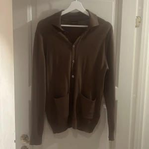 Stenströms kofta  - Säljer nu en fräsch kofta från stenströms! Färgen är brun och storleken är M. Kontakta vid frågor😁🤝