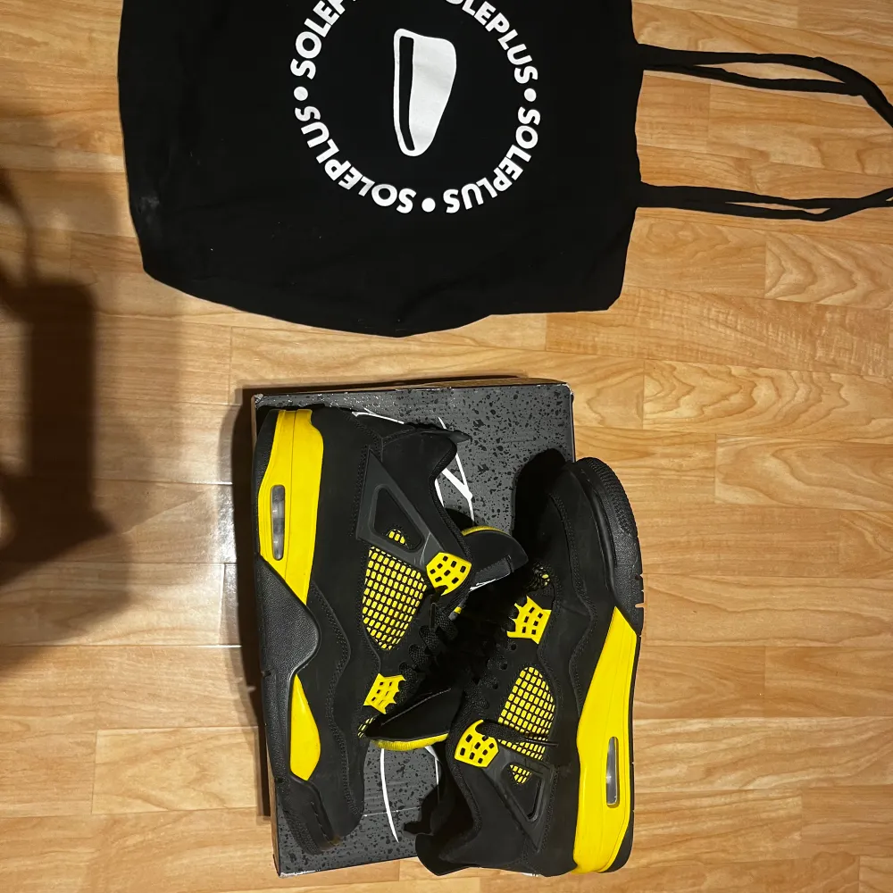 Hej” jag säljer dessa Jordan 4 Yellow thunder på grund av att jag har växt ur stilen, stolek 42,5 skicka 9/10 🤩 dem är använd bara några få gånger för att jag var rädd om dem o använde dem väldigt sällan o nu har jag växt ur dem. Köpta på SolePlus.. Skor.