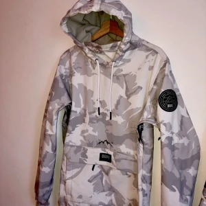 Dope Vindjacka - Nyskick! - Vind/Snowboardjacka från Dope. Passar perfekt nu till hösten. Lätt tonad militärmönster i vitt/grått/svart.   Den är lite oversize - passar Medium till Large. Personer mellan 170-185cm. Använd 2-3 gånger.   Nypriset ligger på 2200kr Mitt pris 950kr