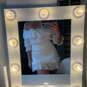 Vit loavies klänning  - Sötaste klänningen från Loavies i storlek S, perfekt till sommaren eller studenten 😍 kommer ej till användning 😫💖💘 nypris ca 700kr