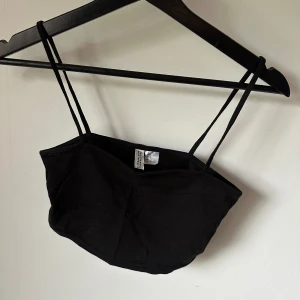 Svart topp - Svart topp från H&M. Storlek S, skulle funka som en XS beroende på storlek på byst. Aldrig använd. 