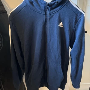 Adidas zip hoodie  - Storlek M