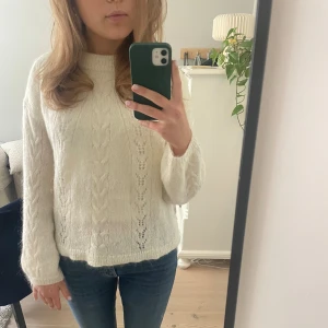Vit stickad tröja - Vit stickad tröja second female🤍🧚🏼‍♀️ Mycket bra skick💗