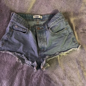 Shorts - Shorts för pull&bear som är väldigt korta. Jätte fina. Kontakta mig vid frågor så svarar jag så snabbt jag kan 💞