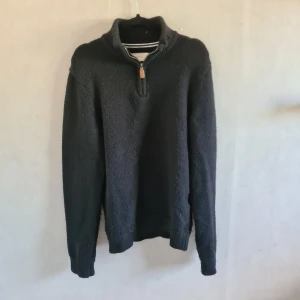 Svart stickad tröja från Pier One - Säljer en snygg och stilren svart stickad tröja från Pier One. Den har en dragkedja vid halsen. Fint skick