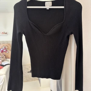 tröja  - ribbad tröja från h&m  en liten defekt på ena armen men som knappt syns, storlek L men passar mig som brukar ha S