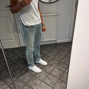 Jeans - Säljer mina snygga jeans från wezc. Det är ljusblå och det är i storlek 34. Ett litet hål där bak som lätt kan sys igen, men inget man tänker på. Nypris är ungefär 900 kr. Kom gärna med prisförslag!
