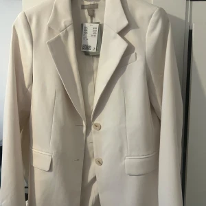 H&m blazer/kavaj - Säljer en snygg vit blazer/kavaj vad du än vill kalla det, aldrig använts. Prislapp finns med. ord pris : 499 men säljer för 300kr<33