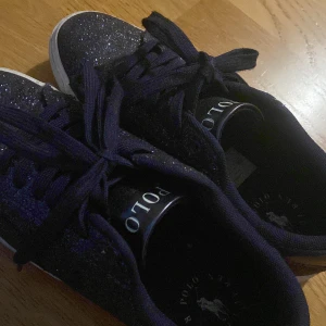 Ralph lauren skor - Säljer mina polo ralph lauren skor, de är i storlek 39 och har bevis med box samt kvitto tror jag!❤️ De är lite smutsiga men i sjukt bra skick❤️