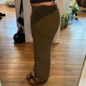 Kahkifärgad kjol med textur - Tajt kahkifärgad kjol med textur från märket topshop på asos. Aldrig använd och lappen är kvar. Men en jättefin kjol fast som dessvärre inte riktigt passar till min stil längre💕