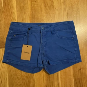 Low waist jeansshorts - Jättefina blåa jeansshorts från Only. Ganska liten i storleken, säljer de för att de är för små!💗