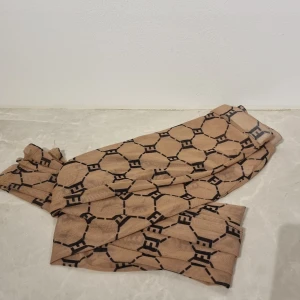 Tights Fendi - Tights med Fendilogga. ( ej äkta men top notch kvalitet) Inbygd trosa/shorts i nude. Tights, inte strumpbyxor.   Material: mesh Färg: nude Stl: S-M