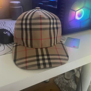 Burberry keps  - Knappt använd box finns inte kan bytas mot nån gg keps