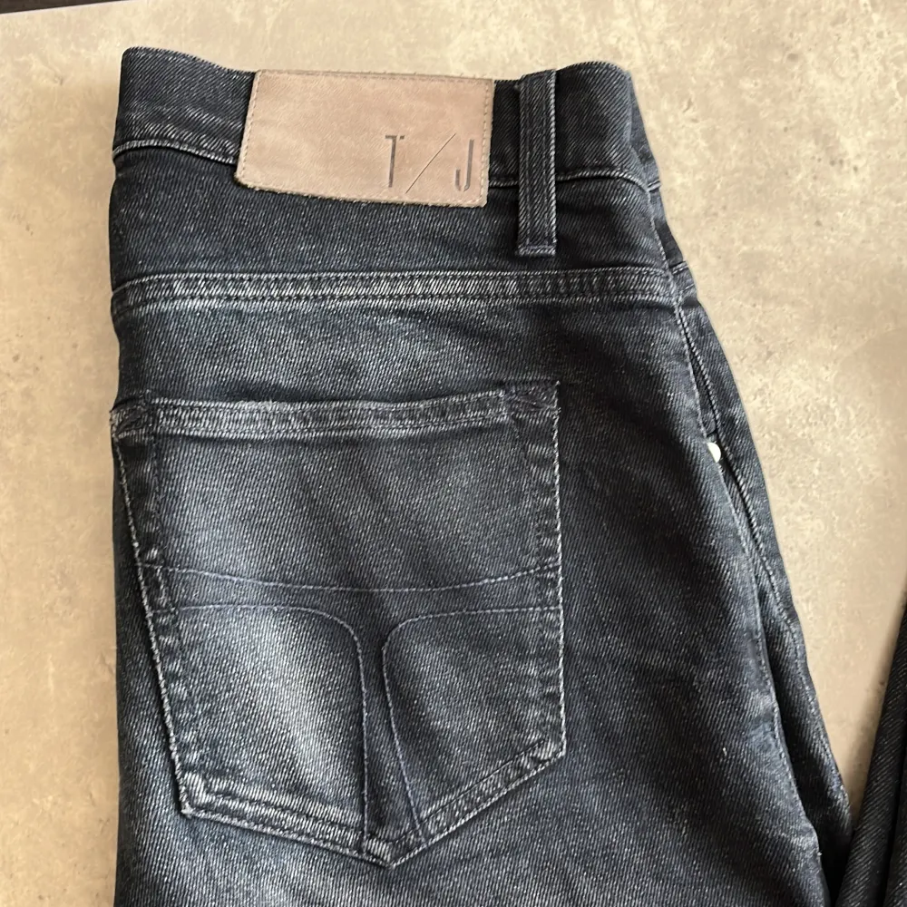 Tjena, Säljer snygga tiger of sweden jeans (slim fit) då dem inte kommer till användning för att jag har växt ur dem. Riktigt bra skick i färgen svart. Dem passar folk med smal midja så mellan 28/29W Hör av er för fler funderingar✌🏽. Jeans & Byxor.