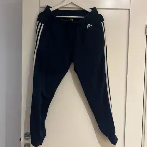 Fina adidas mjukisbyxor som inte passar mig längre i storlek S och i färg marinblå. Skriv vid frågor och priset kan diskuteras. Säljer även samma byxa i svart.