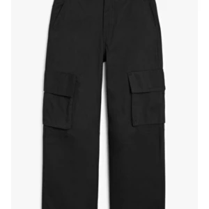 Svarta cargobyxor - Säljer ett par svarta cargobyxor med stora fickor på sidorna. Byxorna har en loose passform och är perfekta för en avslappnad stil. De är i bra skick och passar till både vardag och äventyr. 