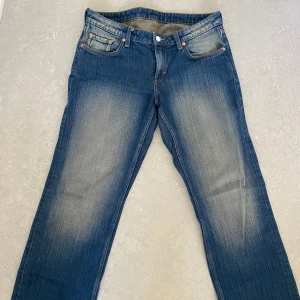 Arrow low straight jeans  - Från Weekday, storlek W29 L32. Endast använd fåtal gånger, alltså inga defekter/slitningar !! Nypris 600 kr. Köpare betalar frakt 