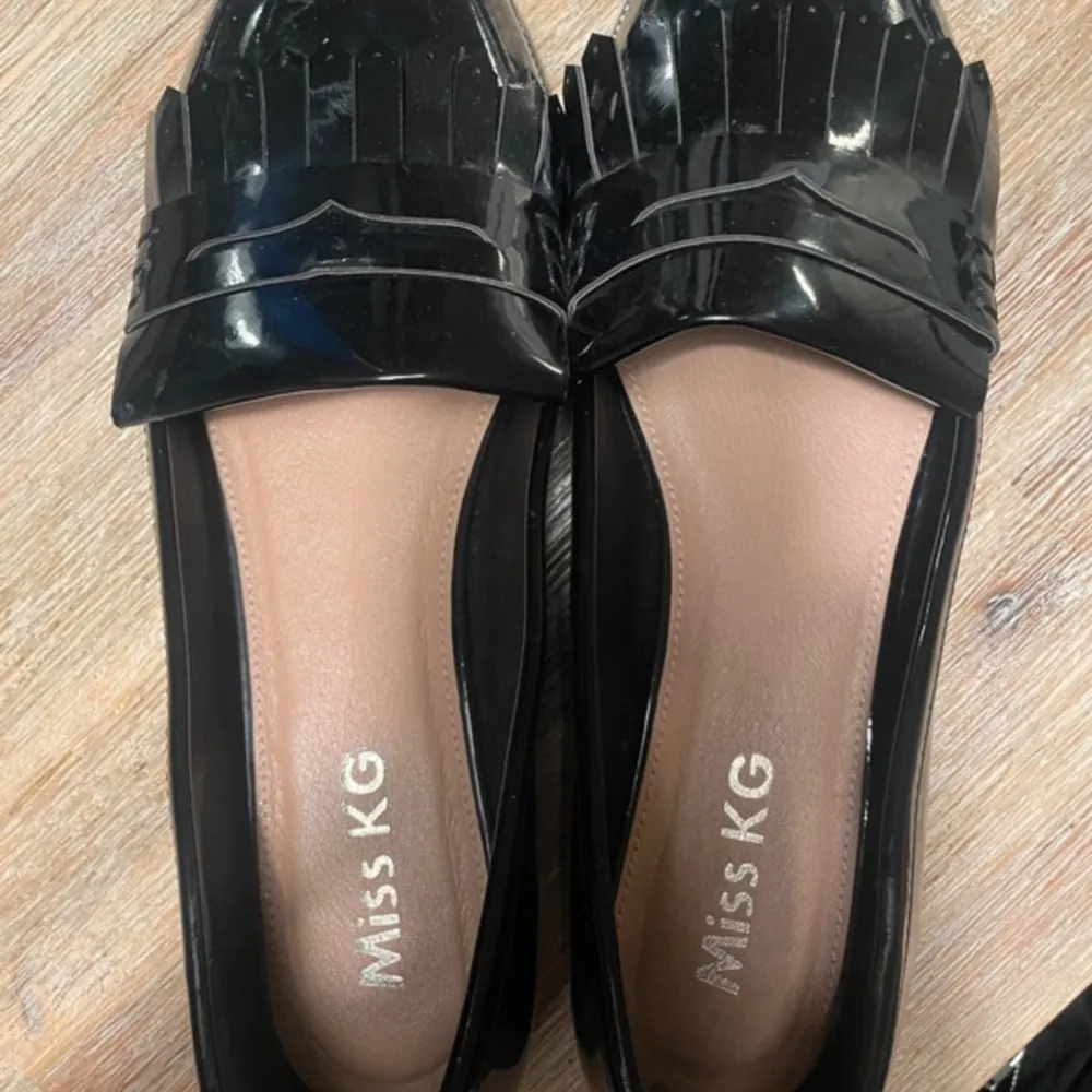 Fina Loafers i svart glansig stil! . Skor.