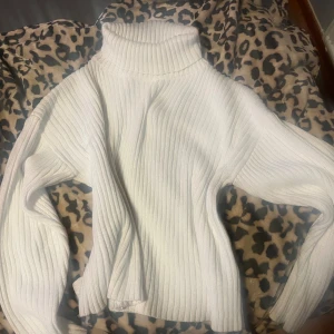 Vanlig turtleneck - Vanlig vit turtleneck i storlek s/m då den är stretchig.