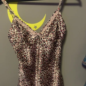 Rosa leopard klänning - Storlek M