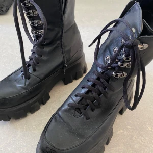 KÄNGOR 37 - (MYCKET BRA SKICK)  Kängorna är köpta från NA-KD och har endast använts ett fåtal gånger! Storlek 37. Nypris 600 kr. Köpare betalar frakt !  Material : Polyester på insidan, polyueretan på utsidan 