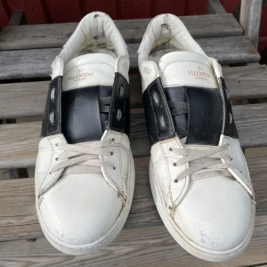 Valentino open  - Säljer mina Valentinos open i storlek 42,5. Dom ör självklart äkta och välanvända. Har använt bra kvalite sko färg för o fräscha upp dom 😊