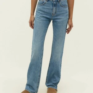 Stradivarius blå jeans, storlek 38 - Snygga jeans med hög midja och en lätt utsvängd modell. De har en klassisk blå färg och en bekväm passform. Perfekta för både vardag och fest.  Använd ett fåtal gånger Nypris :- 379