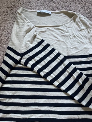 Tröja  - En jätte söt tröja från ZARA den kommer aldrig till användning därav säljer jag den. 