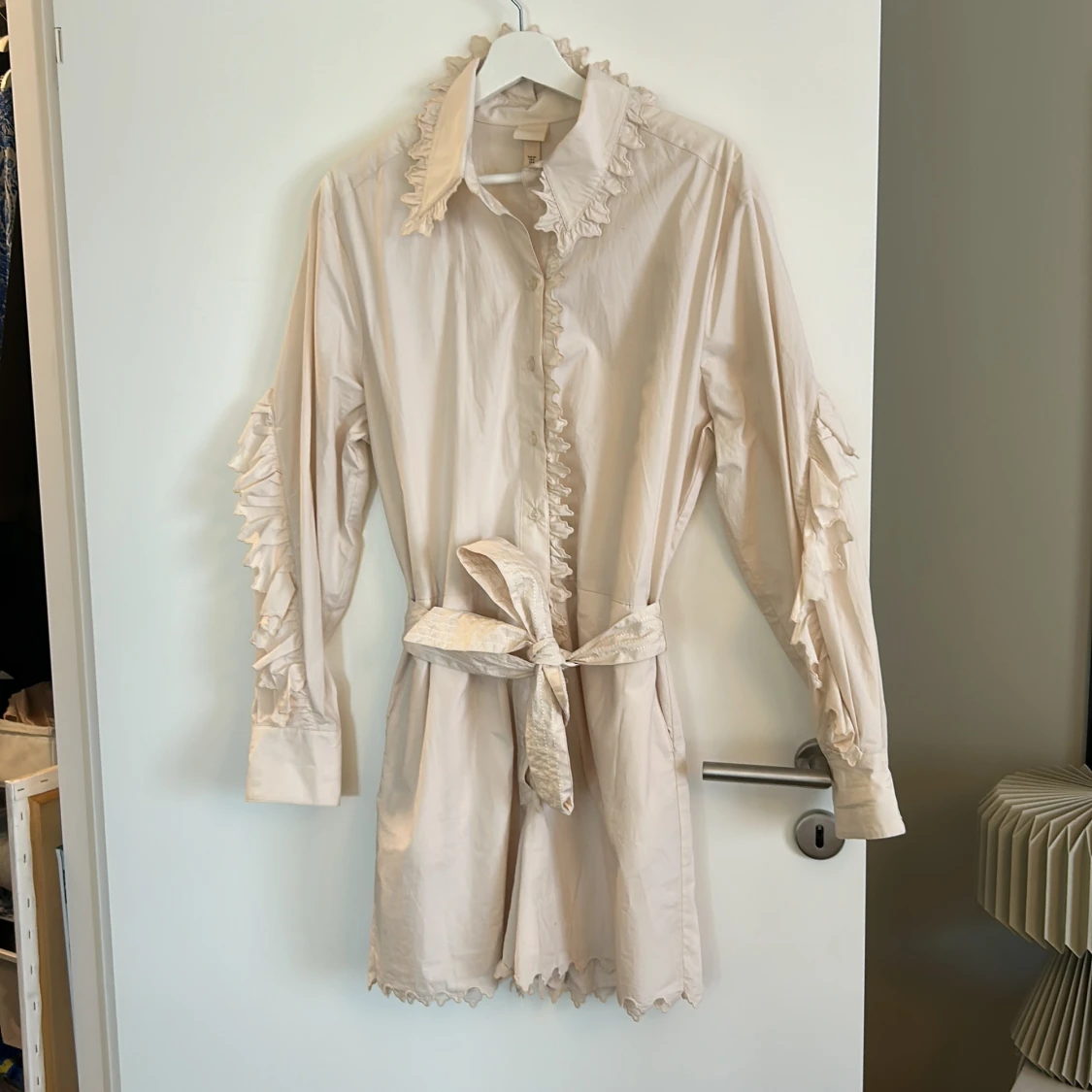 Beige byxdress med volangdetaljer