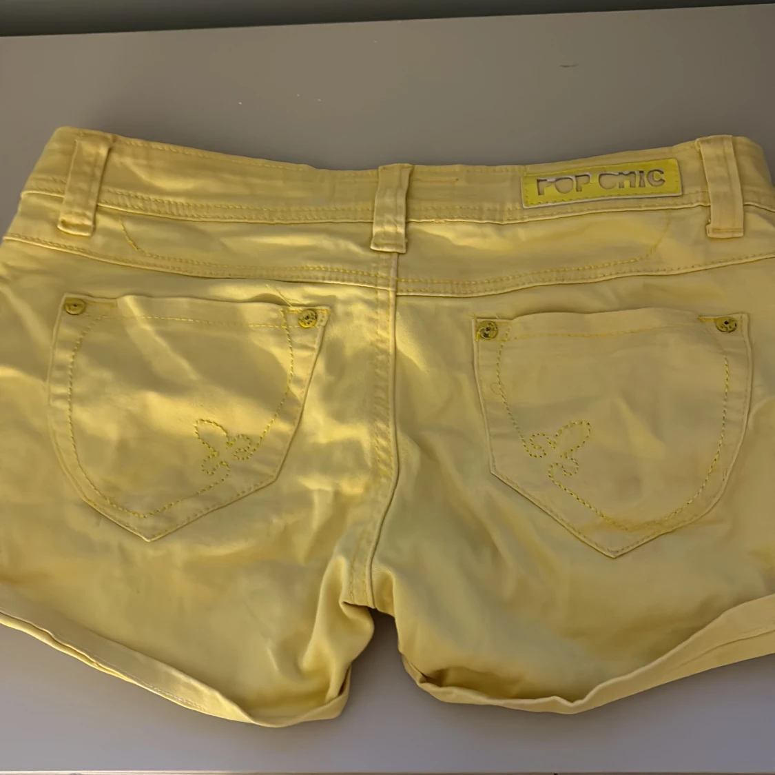 Gula shorts från Pop Cute - 90
