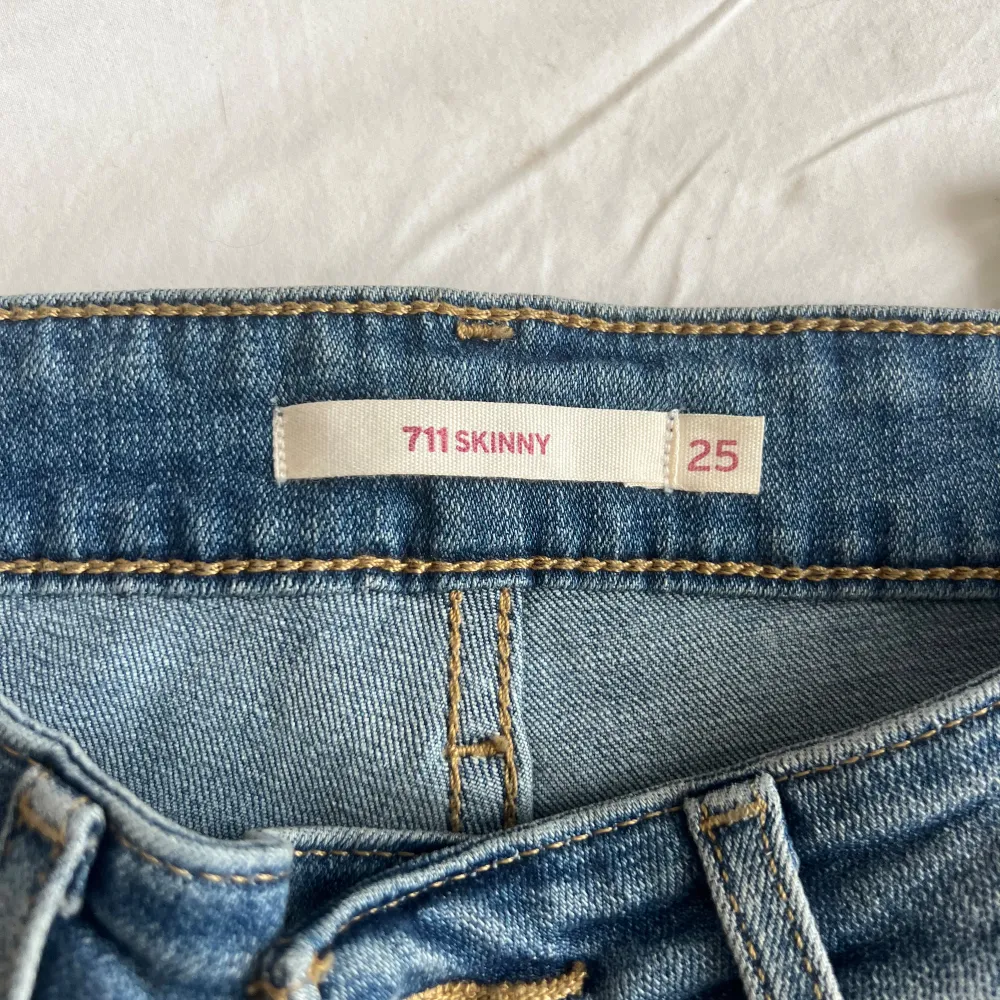 Väldigt bra skick, knappast använda. Storlek 25. Köpta i Levis butik i USA för flera år sedan.. Jeans & Byxor.