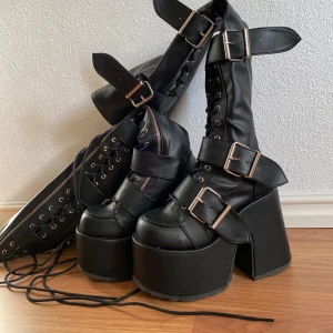 Demonias over knee  - Over knee demonias camel 305 så fina men har tyvärr bara använt dem ungefär 3 gånger så dem är i ny skick kan skickas med kartong om det önskas🫶🏻🖤 