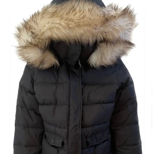 Svart Vinterjacka  - D.brand jacka som går till knäna på mig, är 160cm. Sitter rätt tight i XS men man får plats med lager under! Stor gosig huva! 