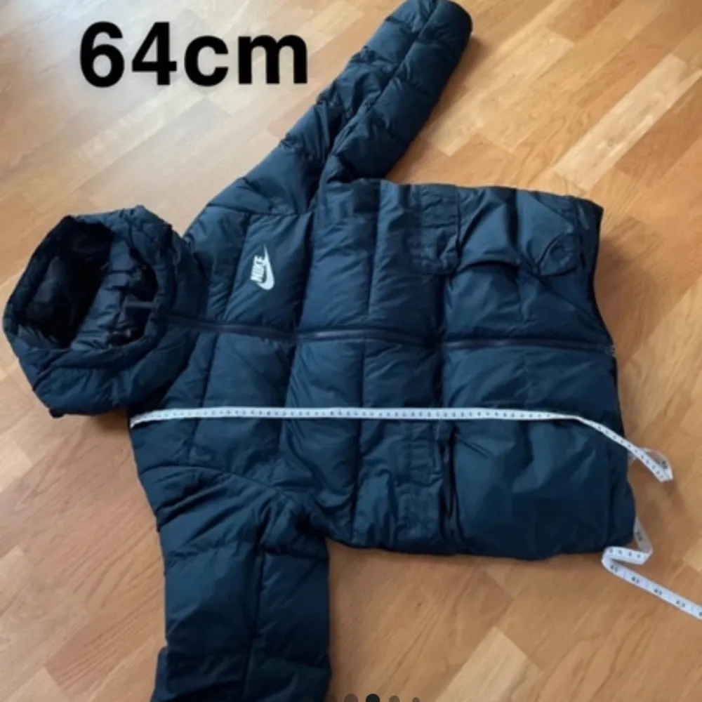 (650kr vid snabb affär!!) Nike pufferjacket, använd 1 säsong, inga defekter, varm o skönt perfekt till hösten och vintern, nypris 1400kr. Jackor.