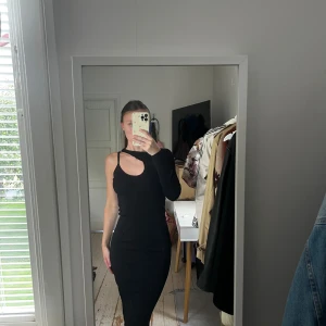 Svart lång klänning från Zara, en arm och öppning vid bysten - Använd en gång, bra skick🥰