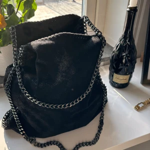 Stella McCartney liknande väska - Använd fåtal gånger, bra förvaring och fack i den. Jätte fin skolväska! 🥰